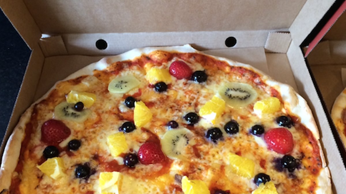 På den här pizzan hittar man apelsin, jordgubbar, blåbär och kiwi.